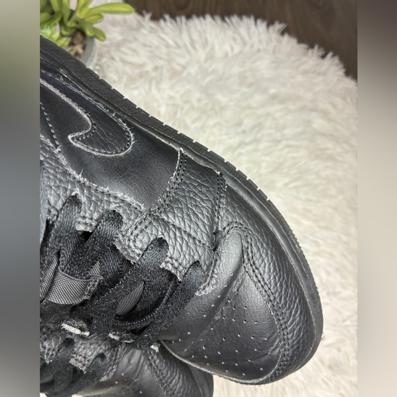 Nike Air Jordan 1 Retro Black Sneakers 🖤 - Picture 5 of 10